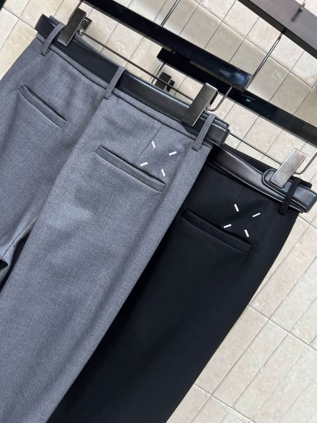 25秋冬新款 腰带压褶西装长裤 简约高级的清冷色系 超级适合日常通勤 很有feel的一款西裤 精巧的剪裁