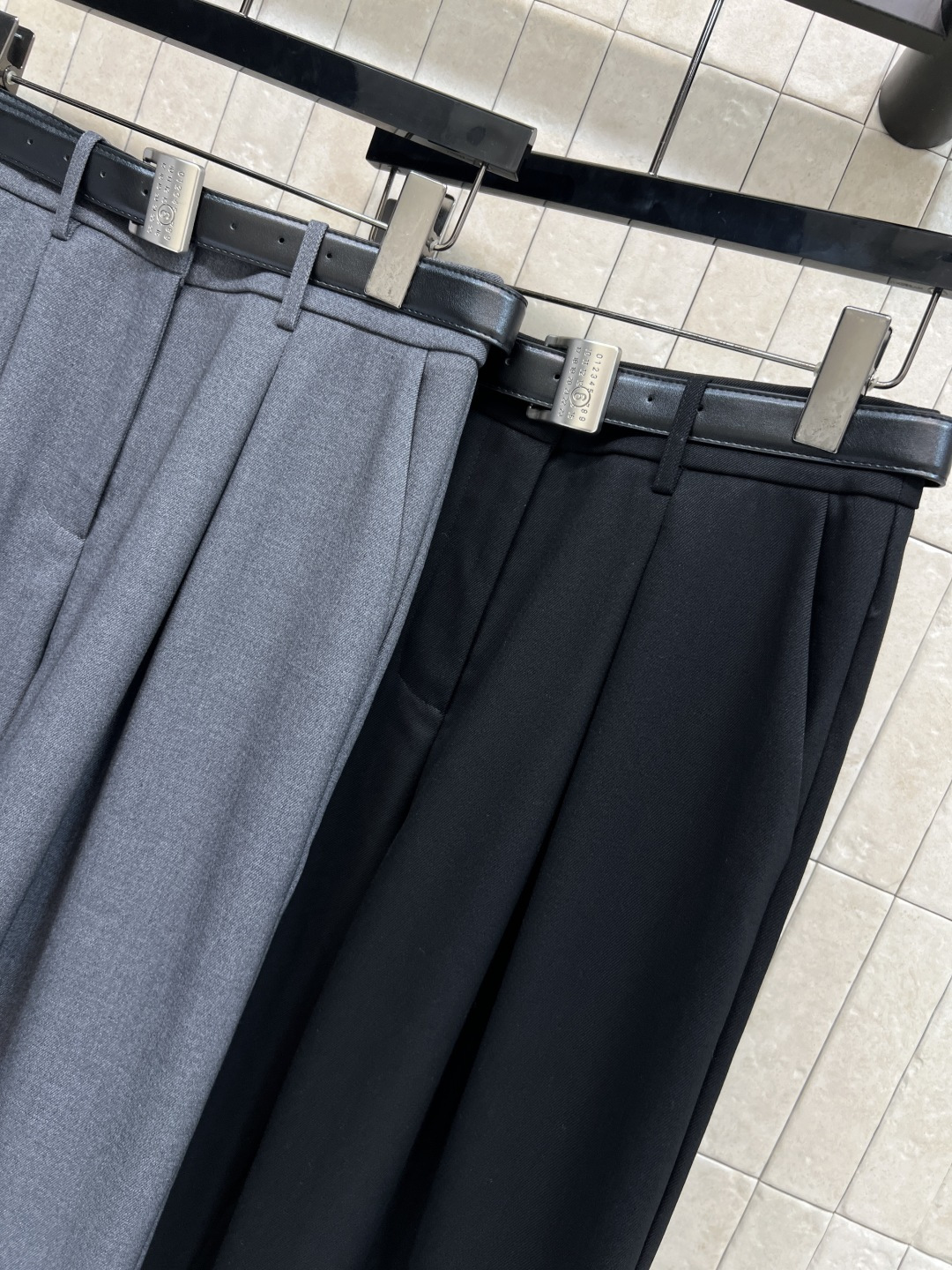 25秋冬新款 腰带压褶西装长裤 简约高级的清冷色系 超级适合日常通勤 很有feel的一款西裤 精巧的剪裁