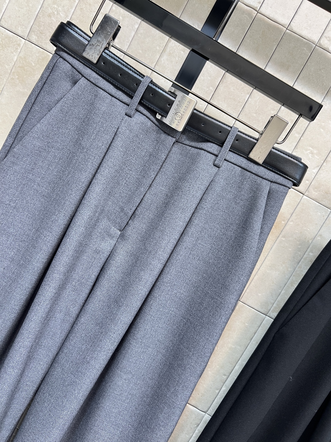 25秋冬新款 腰带压褶西装长裤 简约高级的清冷色系 超级适合日常通勤 很有feel的一款西裤 精巧的剪裁