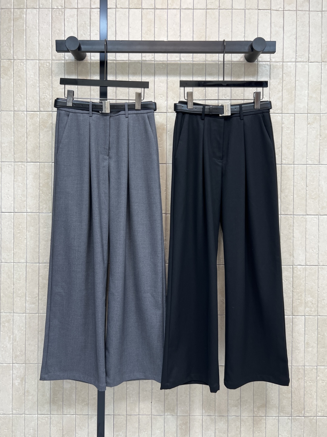 25秋冬新款 腰带压褶西装长裤 简约高级的清冷色系 超级适合日常通勤 很有feel的一款西裤 精巧的剪裁