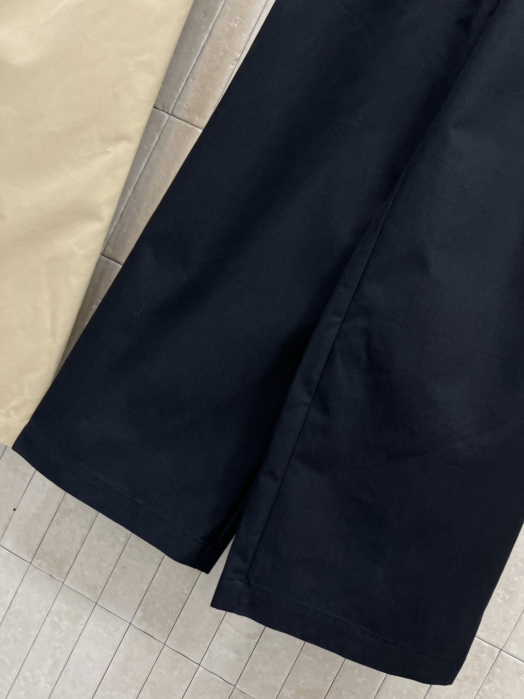 PD家 25秋冬新款 双腰头阔腿裤 宽松阔腿版型做双腰头设计 表现出腰部的非常规腰部塑造 撞色拼接log