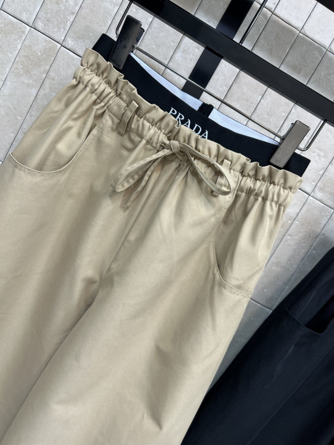 PD家 25秋冬新款 双腰头阔腿裤 宽松阔腿版型做双腰头设计 表现出腰部的非常规腰部塑造 撞色拼接log