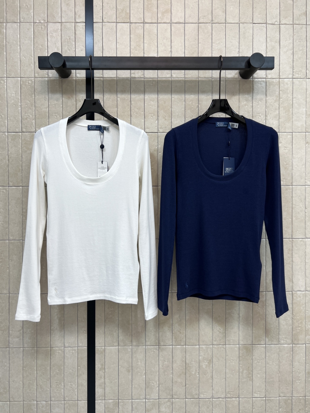 25秋冬新款 大圆领长袖打底衫 精致又高级 超级适合早春搭配 贴合身材曲线上身轻松穿出好身材 透气性和细