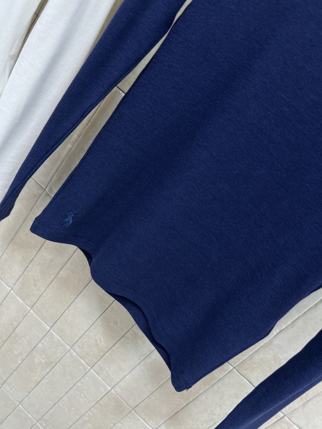 25秋冬新款 大圆领长袖打底衫 精致又高级 超级适合早春搭配 贴合身材曲线上身轻松穿出好身材 透气性和细