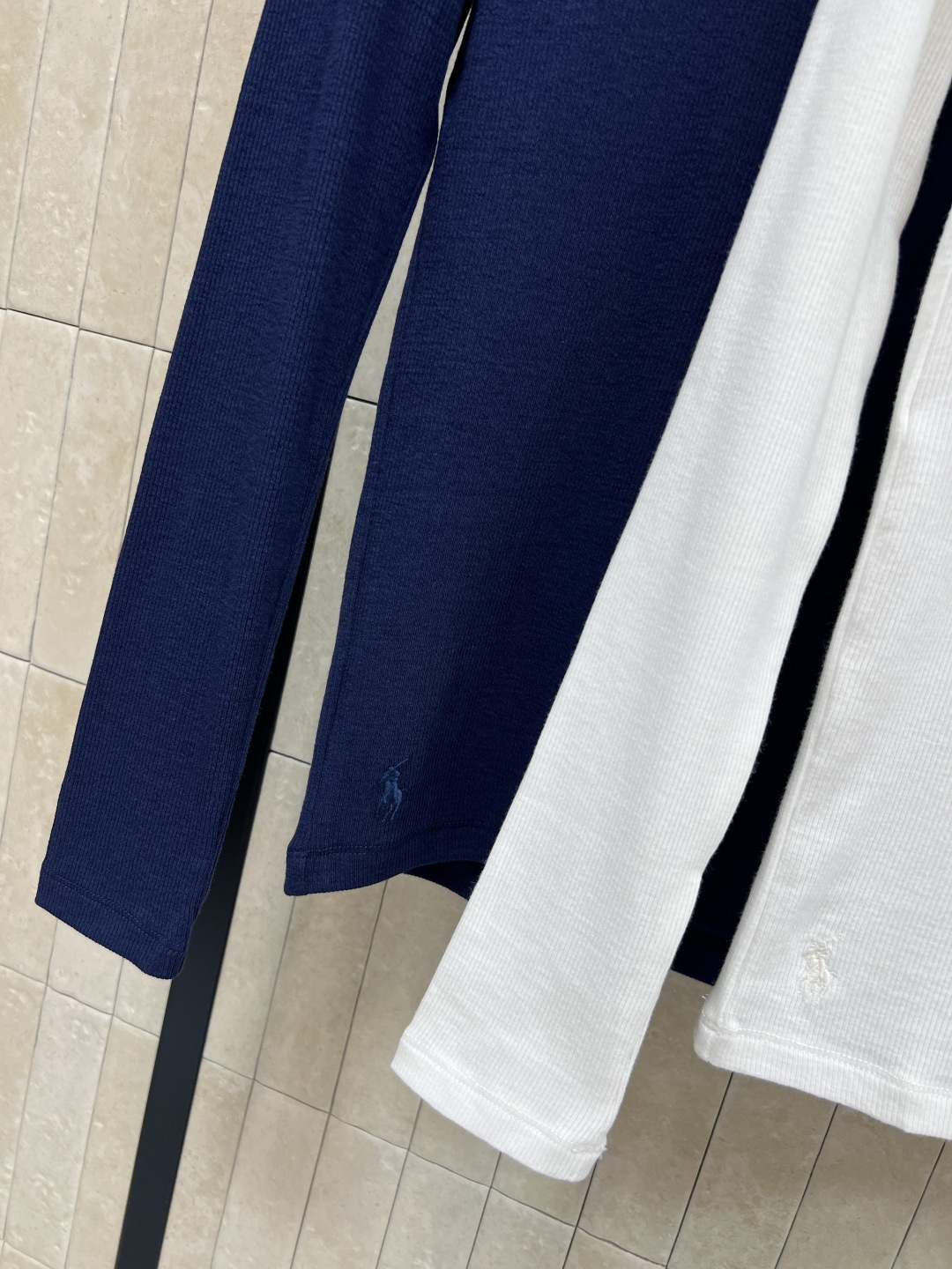 25秋冬新款 大圆领长袖打底衫 精致又高级 超级适合早春搭配 贴合身材曲线上身轻松穿出好身材 透气性和细