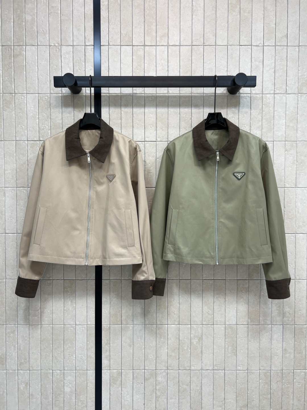 PD家 25秋冬新款 灯芯绒翻领拼接夹克外套 气质撞色灯芯绒翻领 经典的倒三角标logo 彰显品牌魅力 