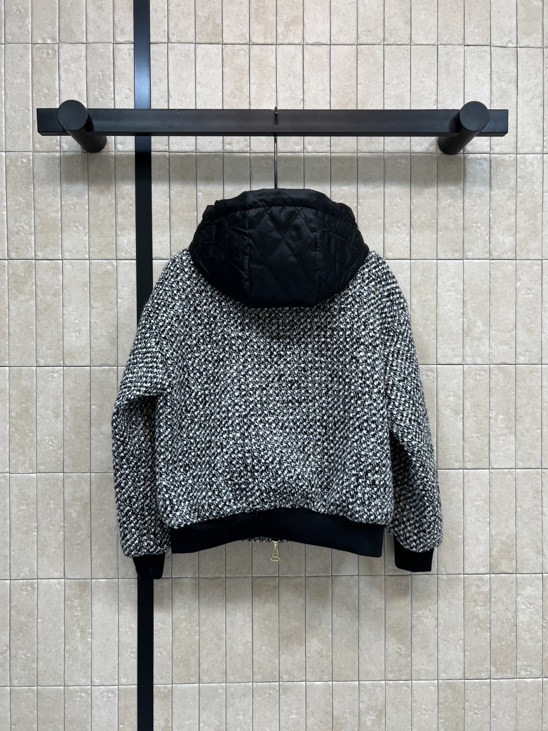L家 25秋冬新款 毛呢拼接连帽外套 采用黑白灰混色毛呢+黑色拼接 复古又时髦！连帽设计+金属拉链 穿脱