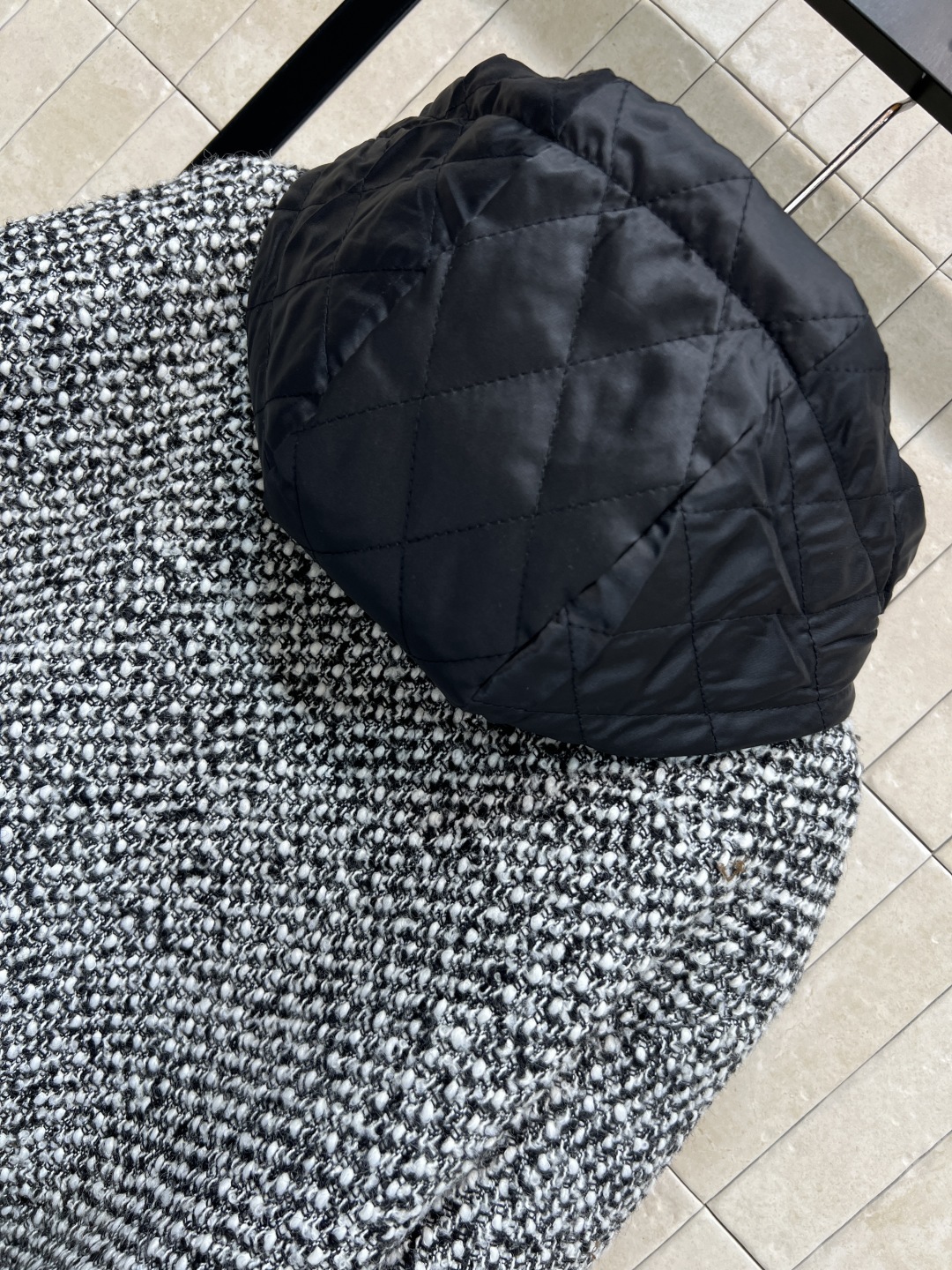 L家 25秋冬新款 毛呢拼接连帽外套 采用黑白灰混色毛呢+黑色拼接 复古又时髦！连帽设计+金属拉链 穿脱