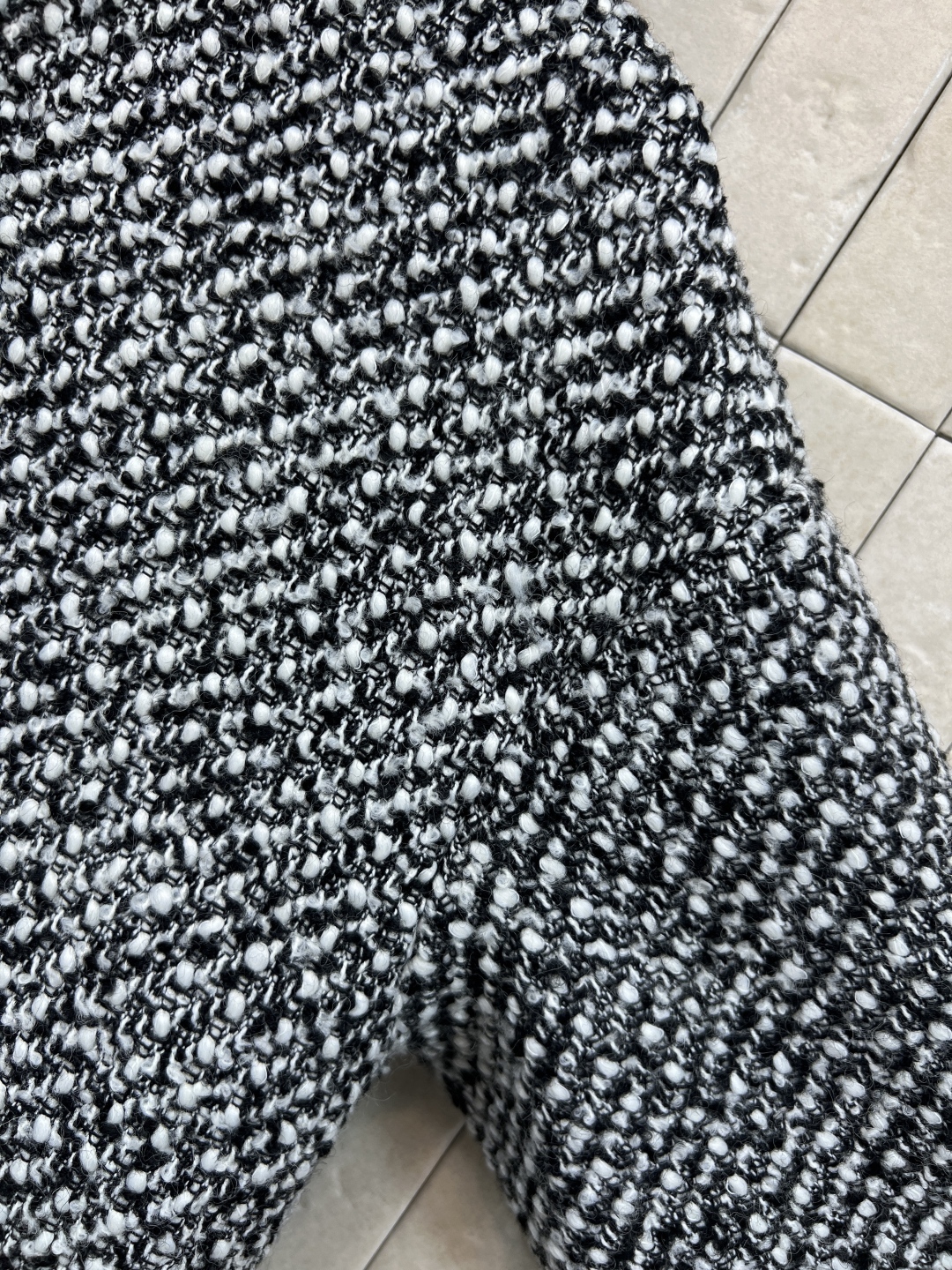 L家 25秋冬新款 毛呢拼接连帽外套 采用黑白灰混色毛呢+黑色拼接 复古又时髦！连帽设计+金属拉链 穿脱