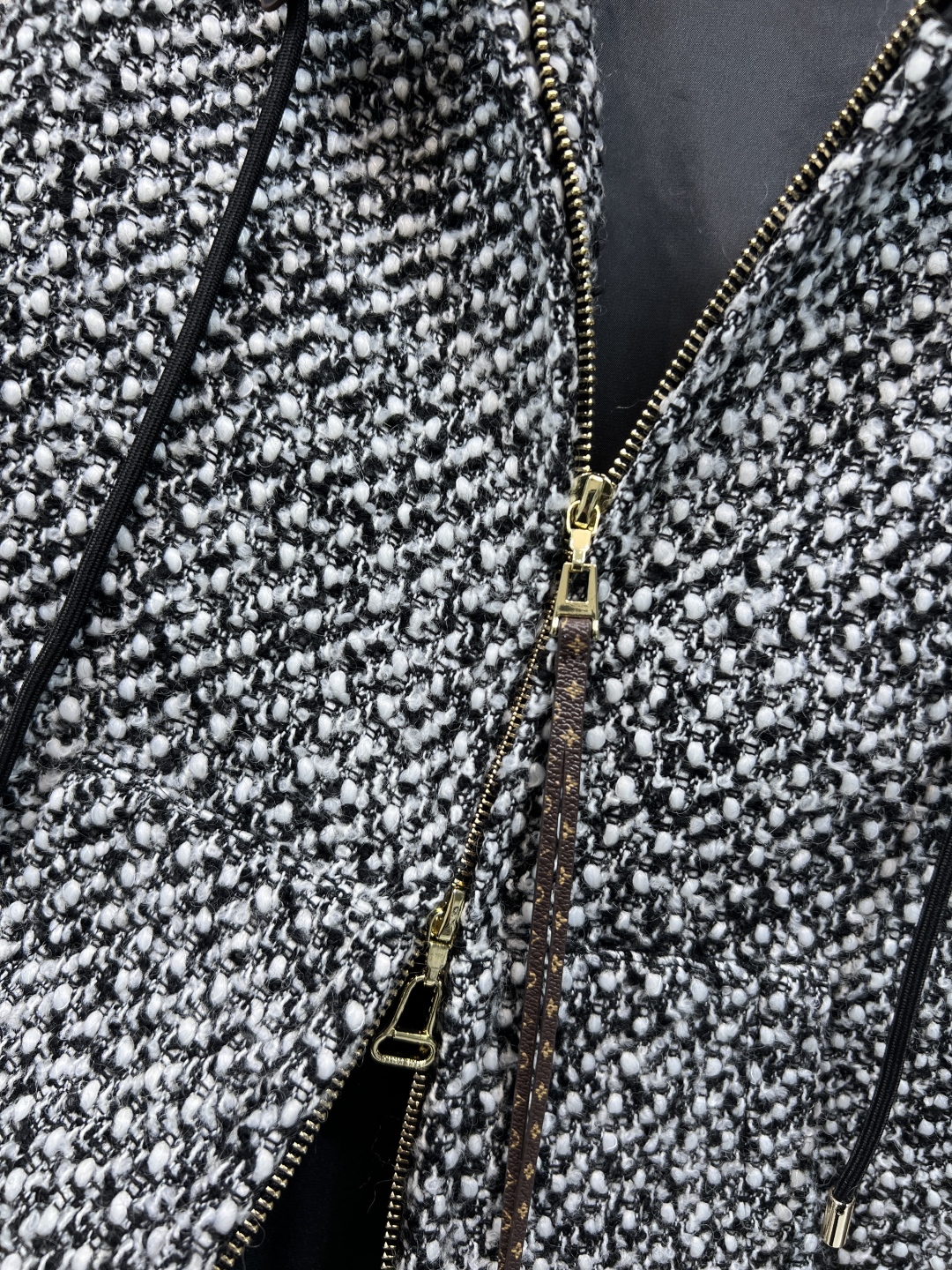 L家 25秋冬新款 毛呢拼接连帽外套 采用黑白灰混色毛呢+黑色拼接 复古又时髦！连帽设计+金属拉链 穿脱