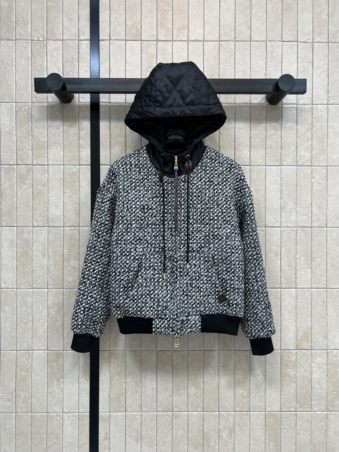 L家 25秋冬新款 毛呢拼接连帽外套 采用黑白灰混色毛呢+黑色拼接 复古又时髦！连帽设计+金属拉链 穿脱