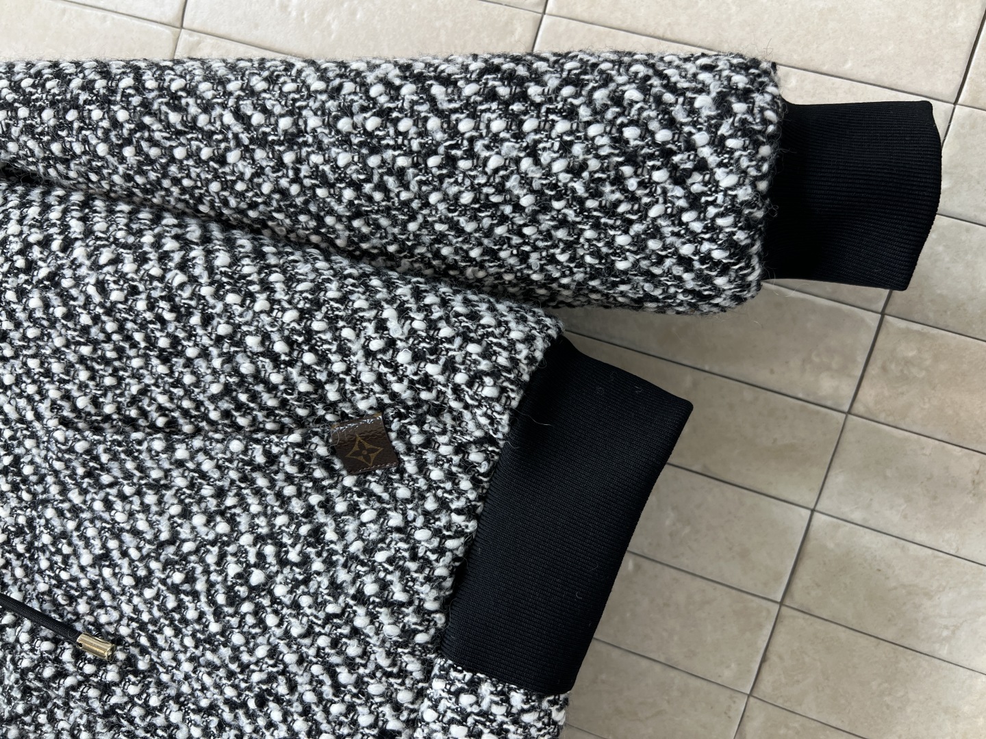 L家 25秋冬新款 毛呢拼接连帽外套 采用黑白灰混色毛呢+黑色拼接 复古又时髦！连帽设计+金属拉链 穿脱