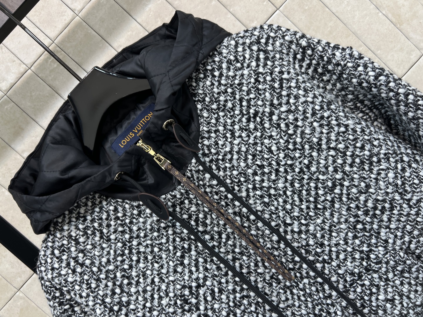 L家 25秋冬新款 毛呢拼接连帽外套 采用黑白灰混色毛呢+黑色拼接 复古又时髦！连帽设计+金属拉链 穿脱