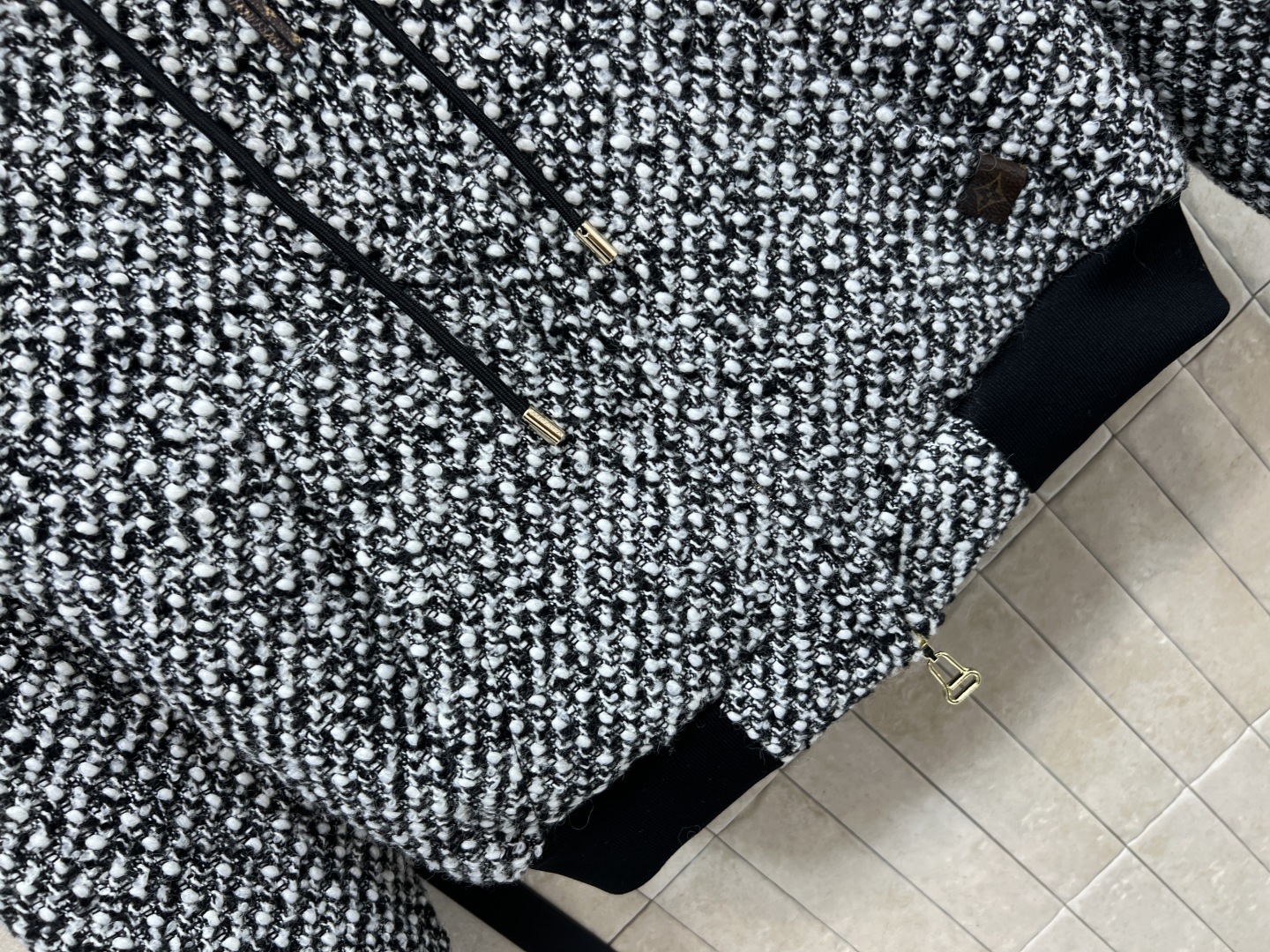 L家 25秋冬新款 毛呢拼接连帽外套 采用黑白灰混色毛呢+黑色拼接 复古又时髦！连帽设计+金属拉链 穿脱