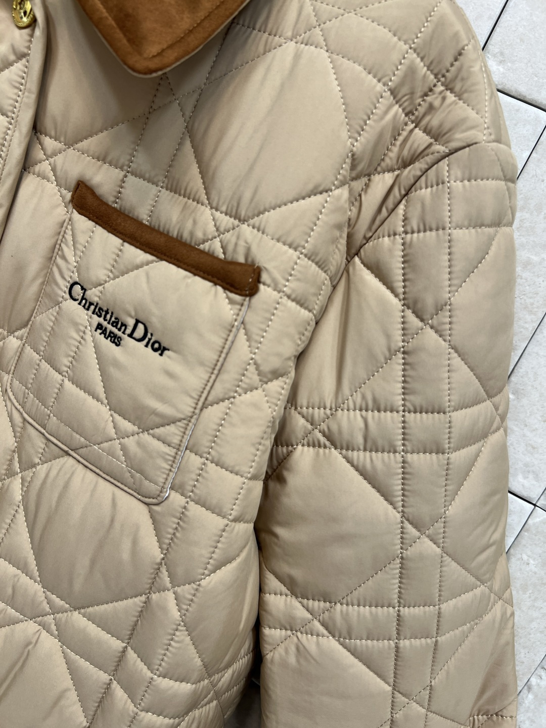 D家 25秋冬新款 灯芯绒翻领拼接衍缝格子夹棉外套 经典菱格纹+灯芯绒翻领 复古感满满！轻薄填充 秋冬穿