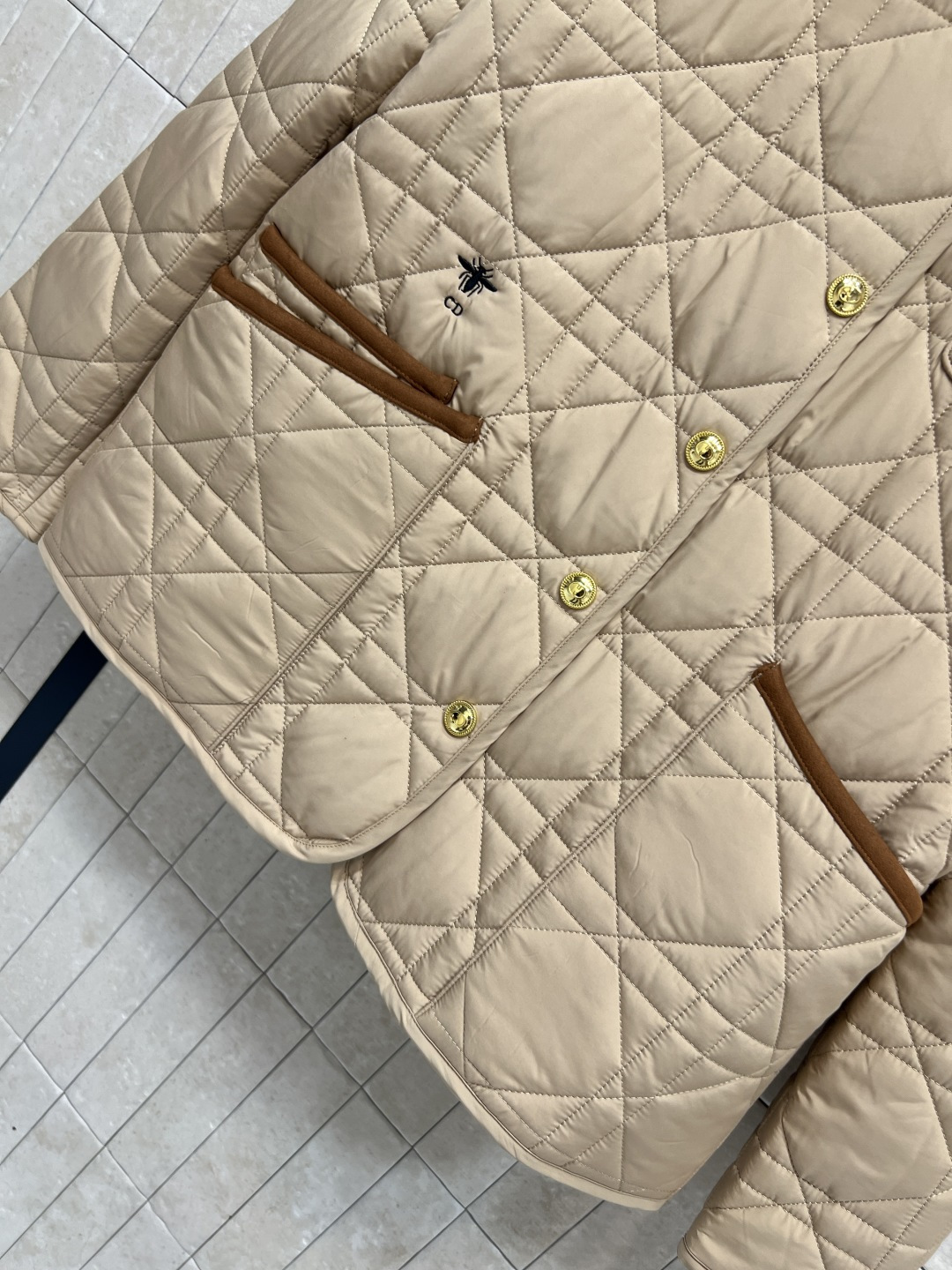 D家 25秋冬新款 灯芯绒翻领拼接衍缝格子夹棉外套 经典菱格纹+灯芯绒翻领 复古感满满！轻薄填充 秋冬穿