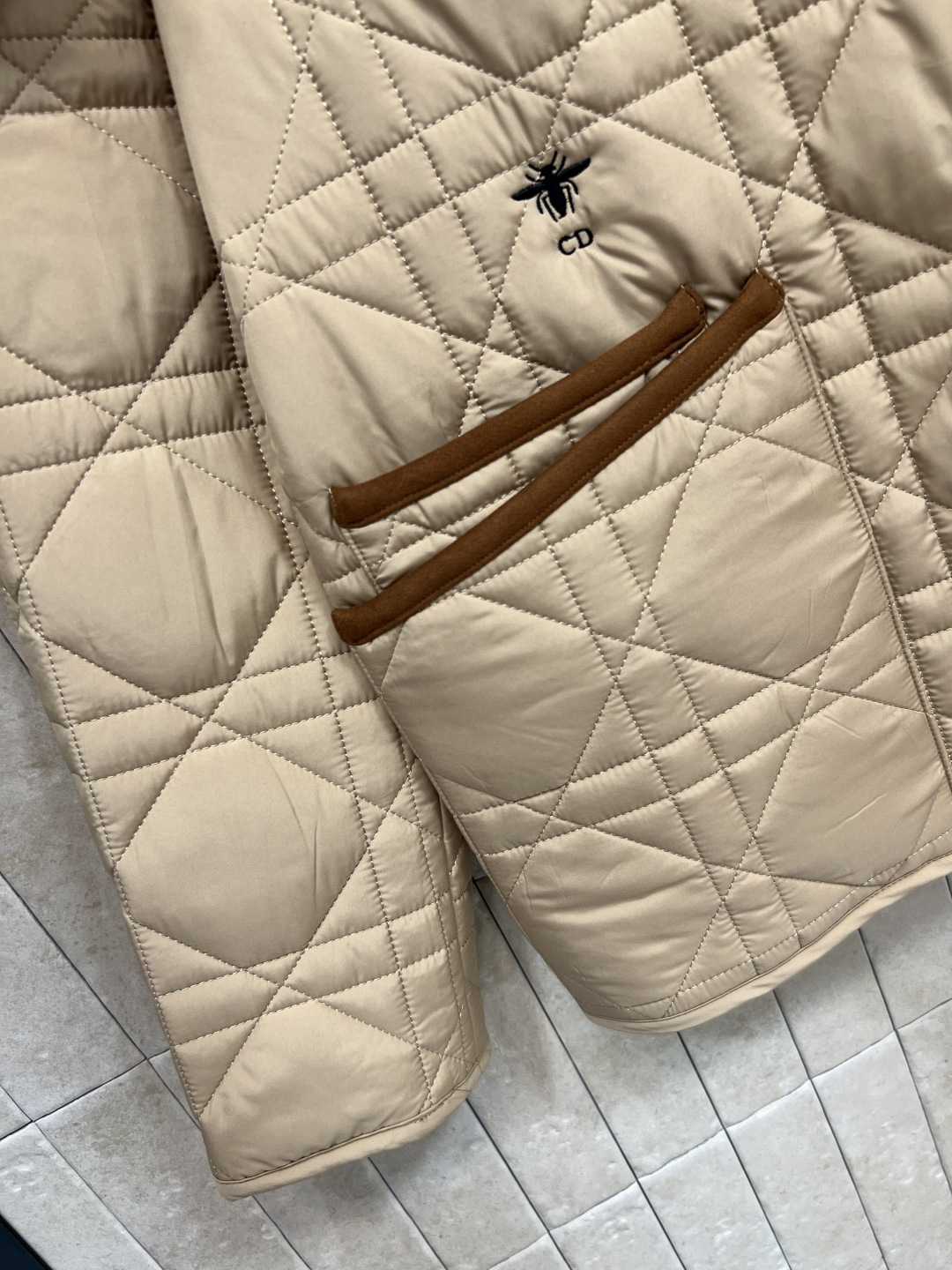 D家 25秋冬新款 灯芯绒翻领拼接衍缝格子夹棉外套 经典菱格纹+灯芯绒翻领 复古感满满！轻薄填充 秋冬穿