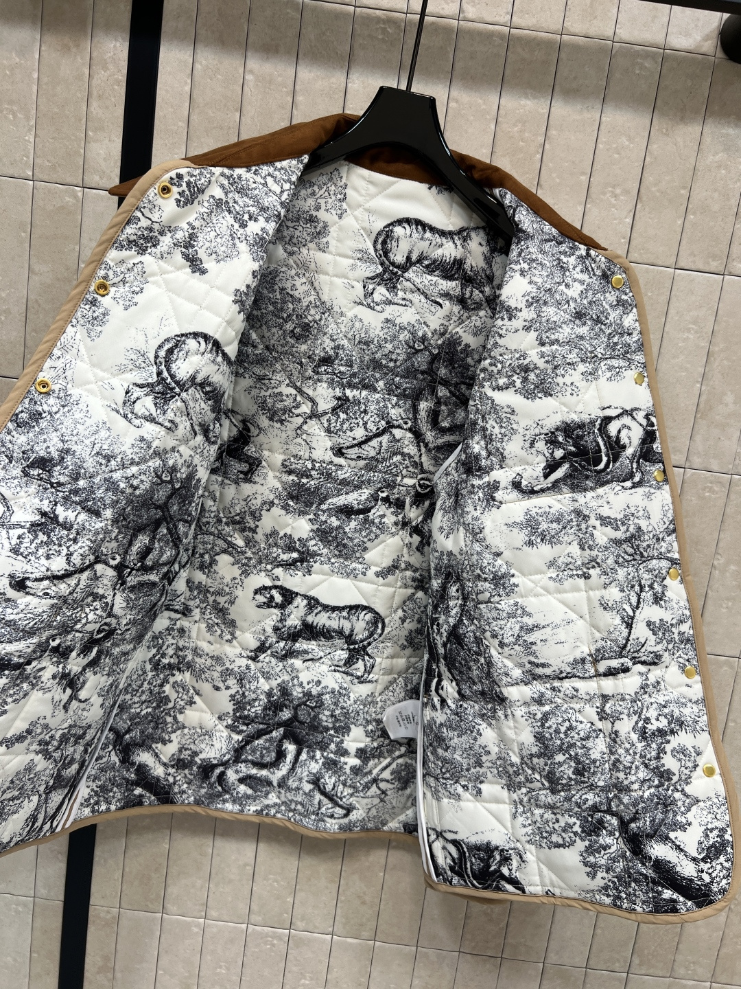 D家 25秋冬新款 灯芯绒翻领拼接衍缝格子夹棉外套 经典菱格纹+灯芯绒翻领 复古感满满！轻薄填充 秋冬穿