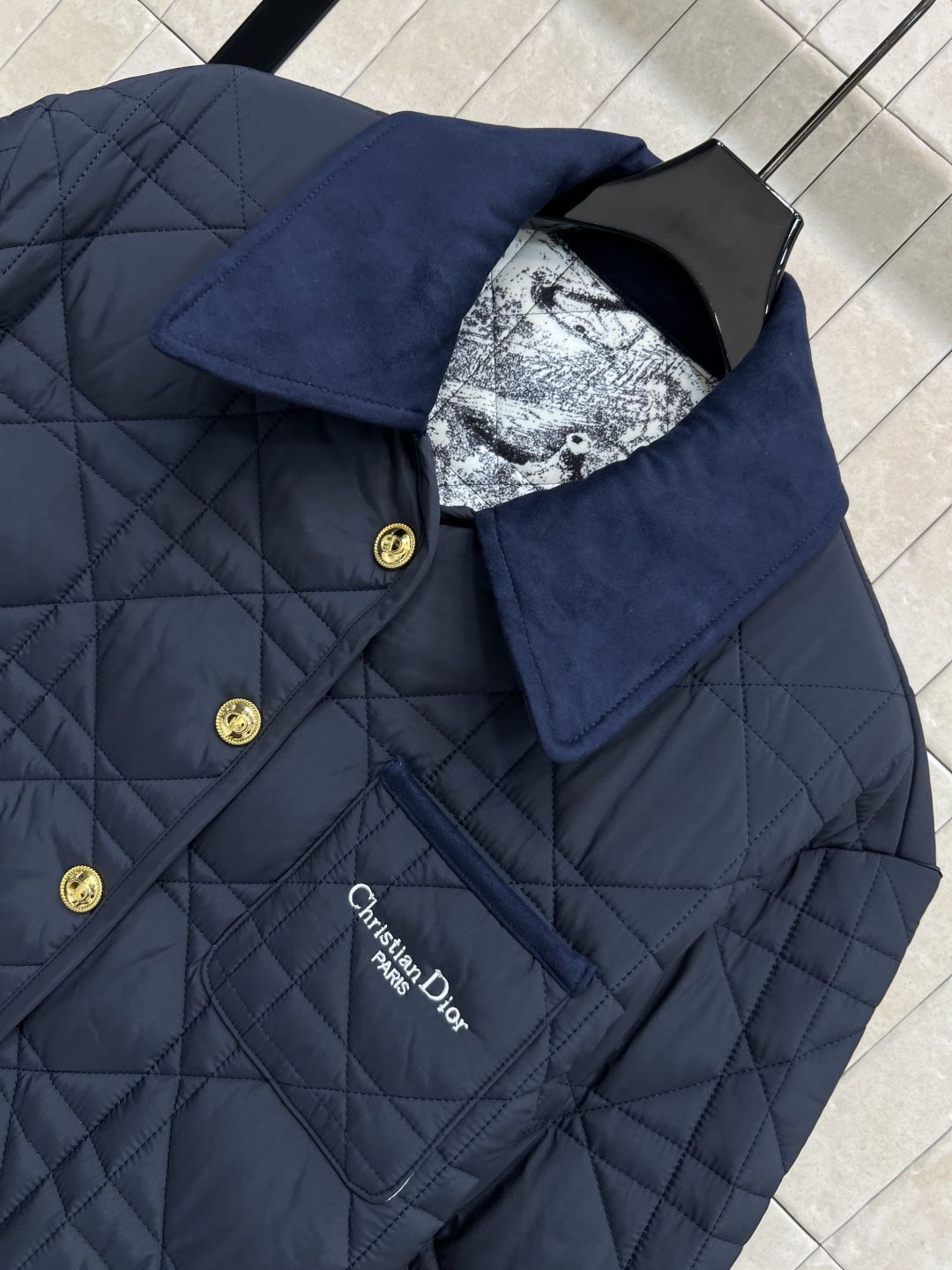 D家 25秋冬新款 灯芯绒翻领拼接衍缝格子夹棉外套 经典菱格纹+灯芯绒翻领 复古感满满！轻薄填充 秋冬穿