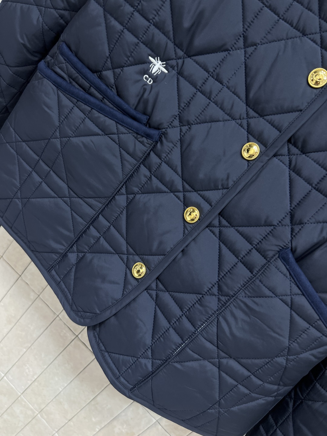 D家 25秋冬新款 灯芯绒翻领拼接衍缝格子夹棉外套 经典菱格纹+灯芯绒翻领 复古感满满！轻薄填充 秋冬穿