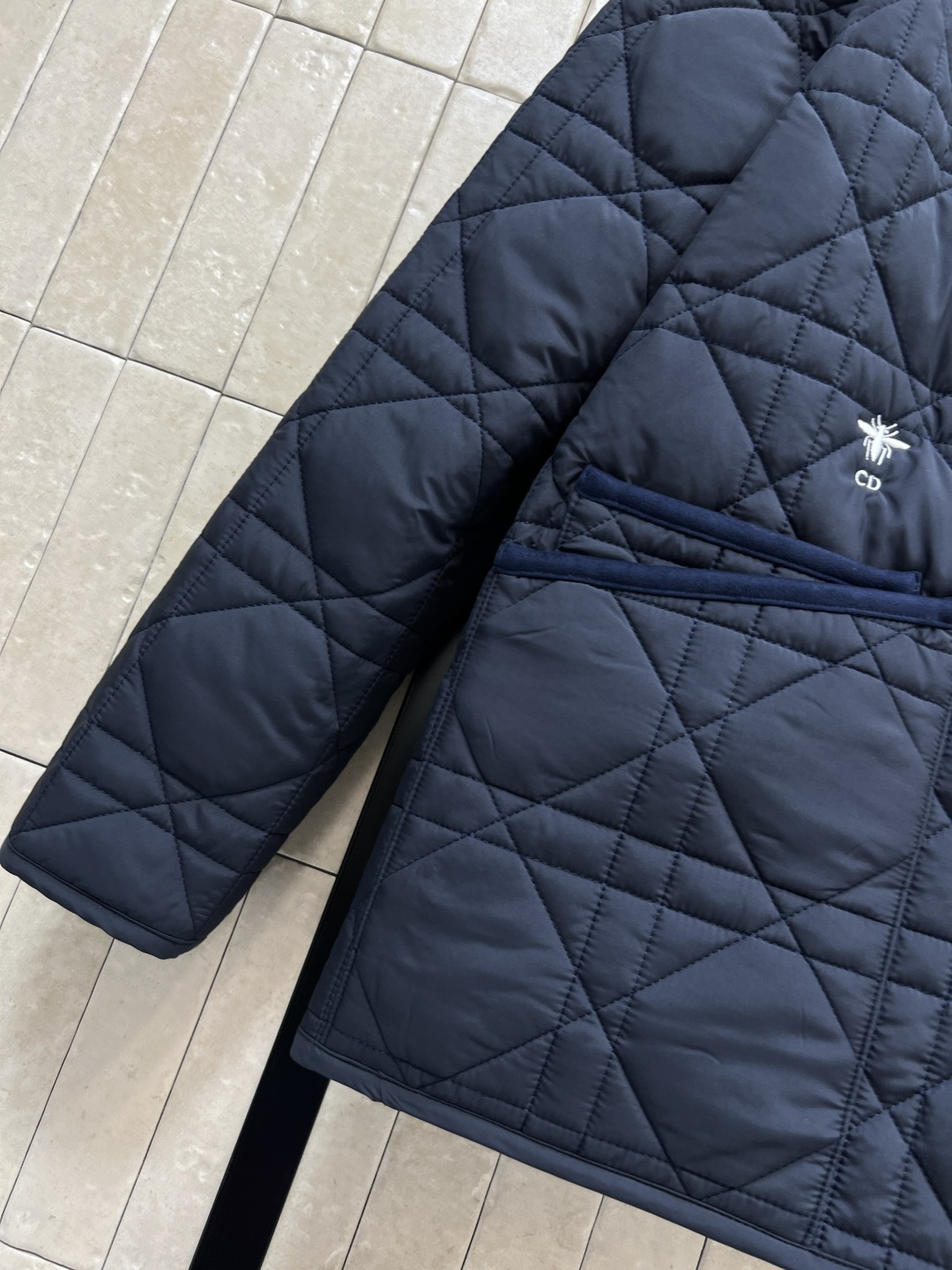 D家 25秋冬新款 灯芯绒翻领拼接衍缝格子夹棉外套 经典菱格纹+灯芯绒翻领 复古感满满！轻薄填充 秋冬穿