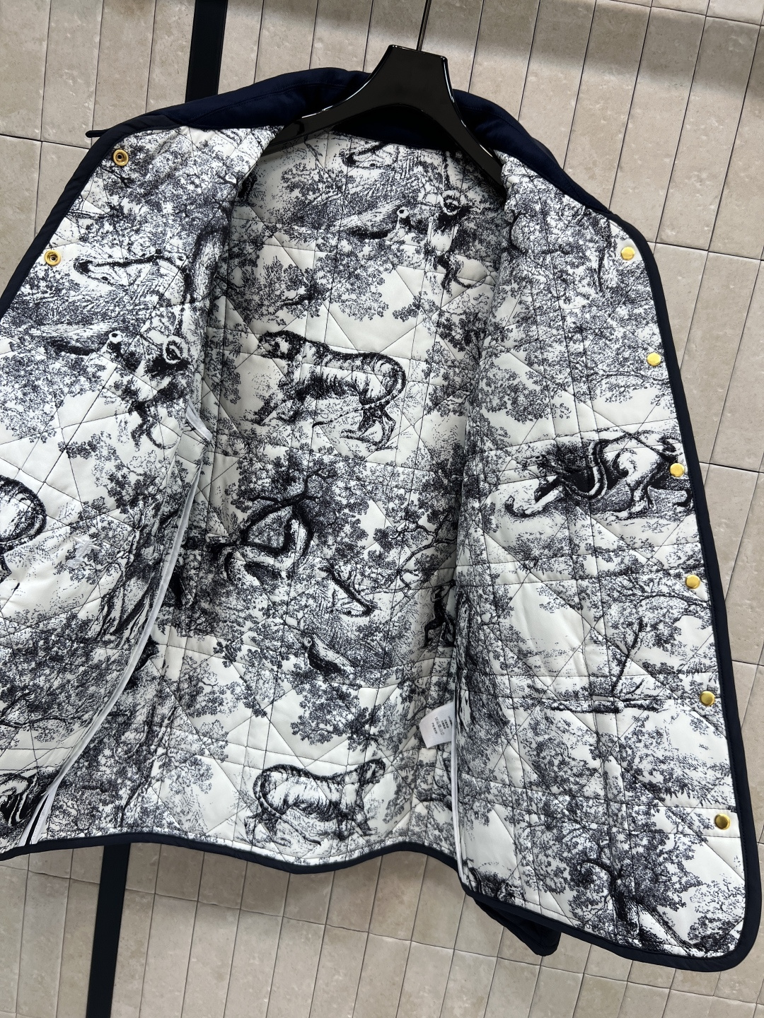 D家 25秋冬新款 灯芯绒翻领拼接衍缝格子夹棉外套 经典菱格纹+灯芯绒翻领 复古感满满！轻薄填充 秋冬穿