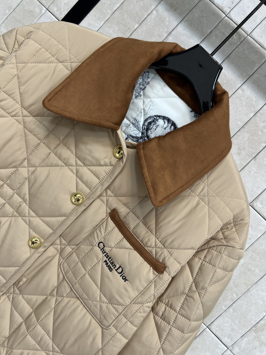 D家 25秋冬新款 灯芯绒翻领拼接衍缝格子夹棉外套 经典菱格纹+灯芯绒翻领 复古感满满！轻薄填充 秋冬穿