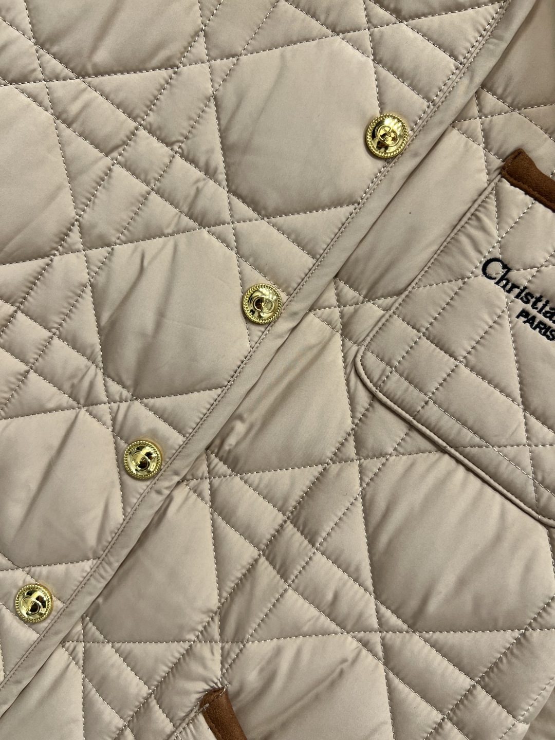 D家 25秋冬新款 灯芯绒翻领拼接衍缝格子夹棉外套 经典菱格纹+灯芯绒翻领 复古感满满！轻薄填充 秋冬穿