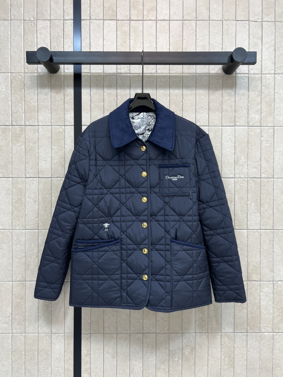 D家 25秋冬新款 灯芯绒翻领拼接衍缝格子夹棉外套 经典菱格纹+灯芯绒翻领 复古感满满！轻薄填充 秋冬穿