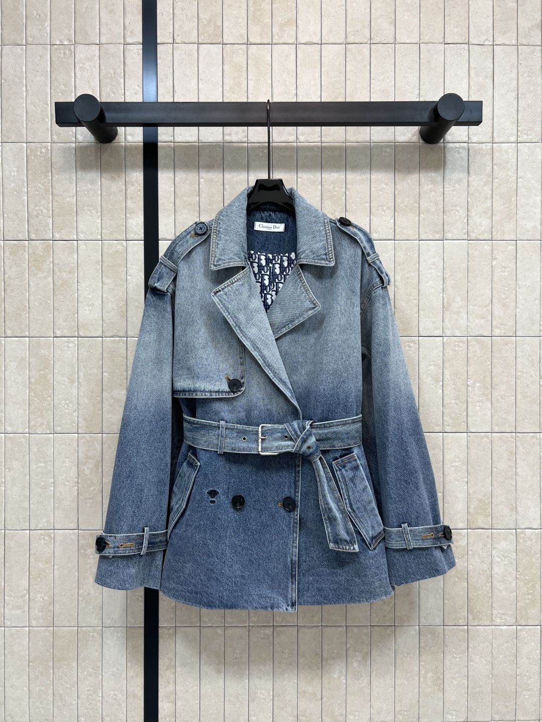 D家 25秋冬新款 渐变牛仔风衣外套 经典双排短款风衣外套 满满的时髦博主范 短款版型 小个子也能驾驭 