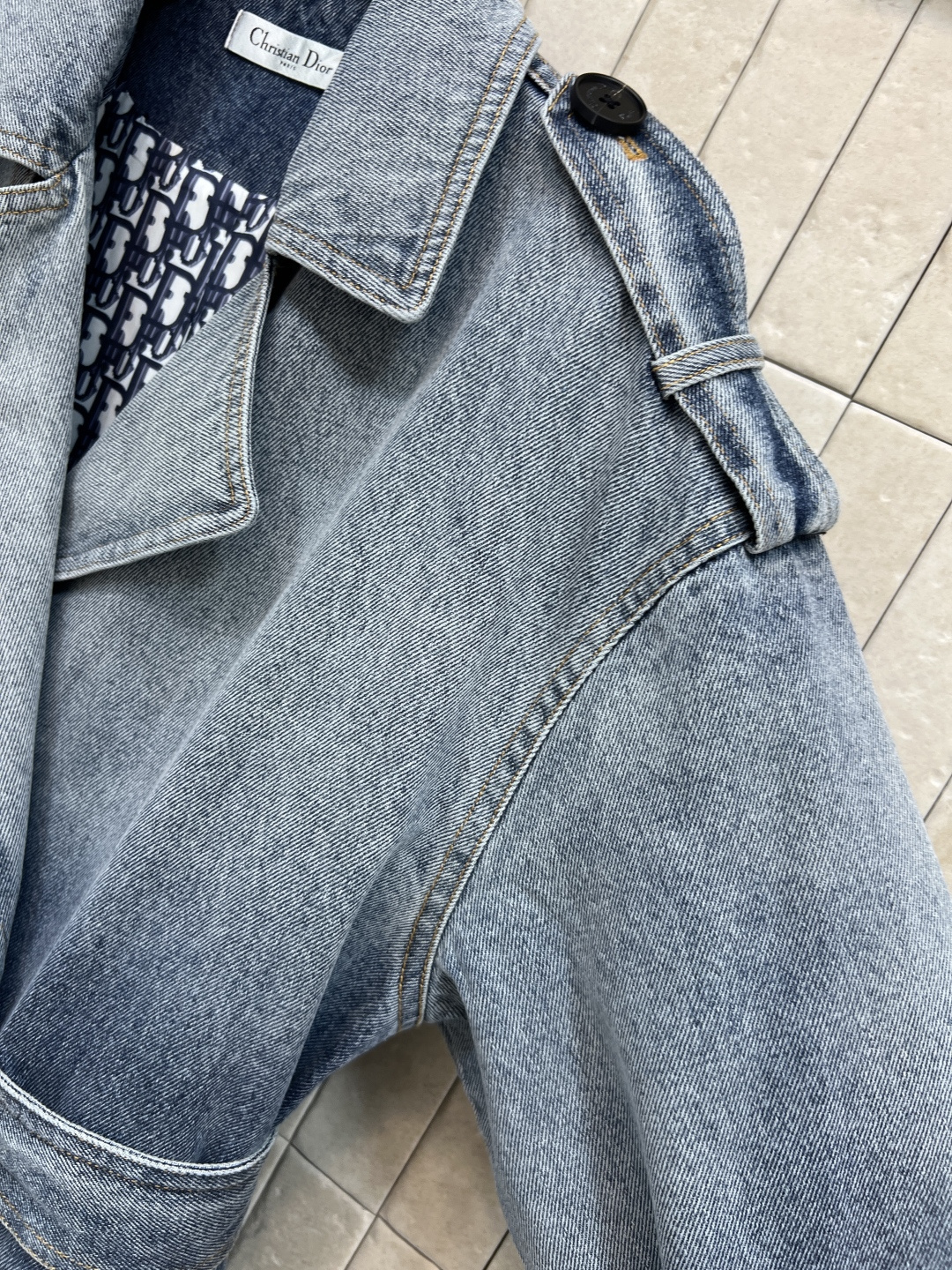 D家 25秋冬新款 渐变牛仔风衣外套 经典双排短款风衣外套 满满的时髦博主范 短款版型 小个子也能驾驭 