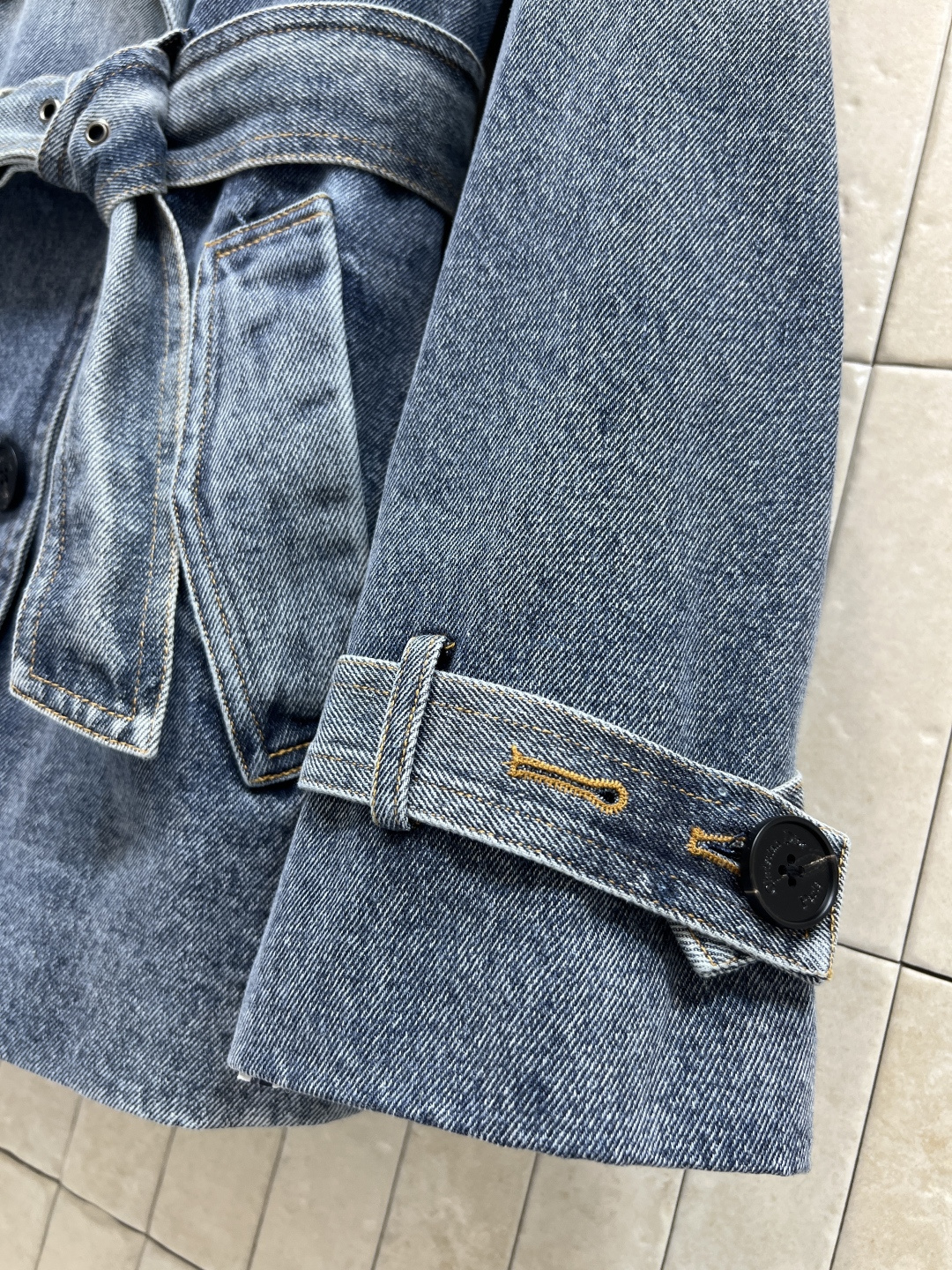 D家 25秋冬新款 渐变牛仔风衣外套 经典双排短款风衣外套 满满的时髦博主范 短款版型 小个子也能驾驭 