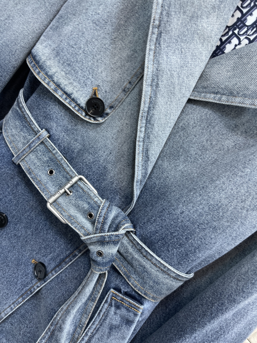 D家 25秋冬新款 渐变牛仔风衣外套 经典双排短款风衣外套 满满的时髦博主范 短款版型 小个子也能驾驭 