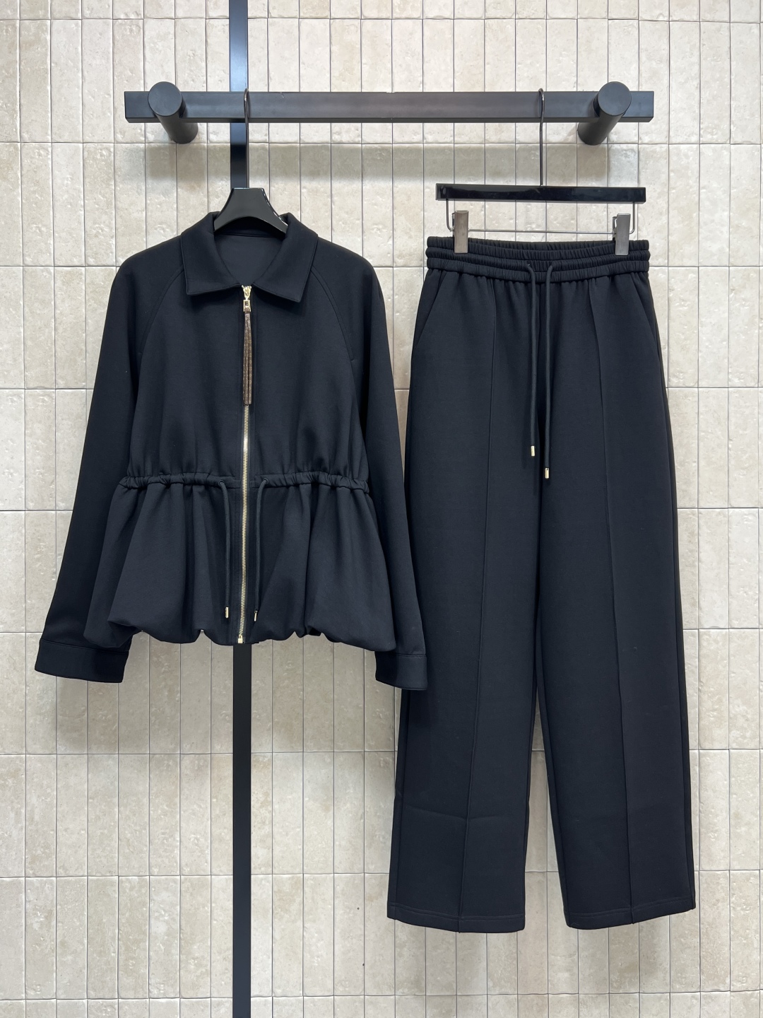 L家 25秋冬新款 翻领花苞外套+高腰休闲裤 一套搭配上身温柔又日常休闲 定制的太空薄棉面料 舒适又百款