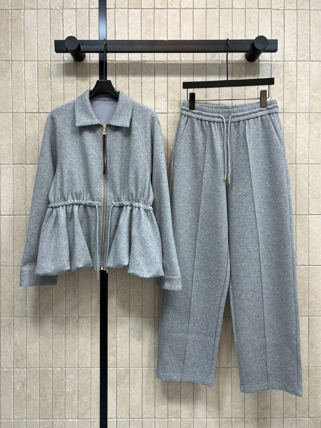 L家 25秋冬新款 翻领花苞外套+高腰休闲裤 一套搭配上身温柔又日常休闲 定制的太空薄棉面料 舒适又百款