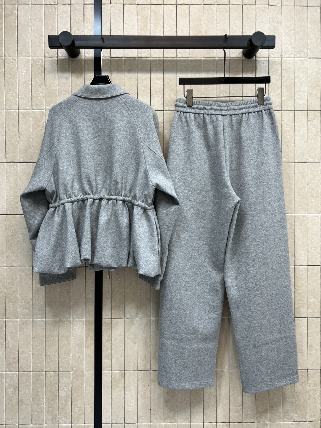 L家 25秋冬新款 翻领花苞外套+高腰休闲裤 一套搭配上身温柔又日常休闲 定制的太空薄棉面料 舒适又百款