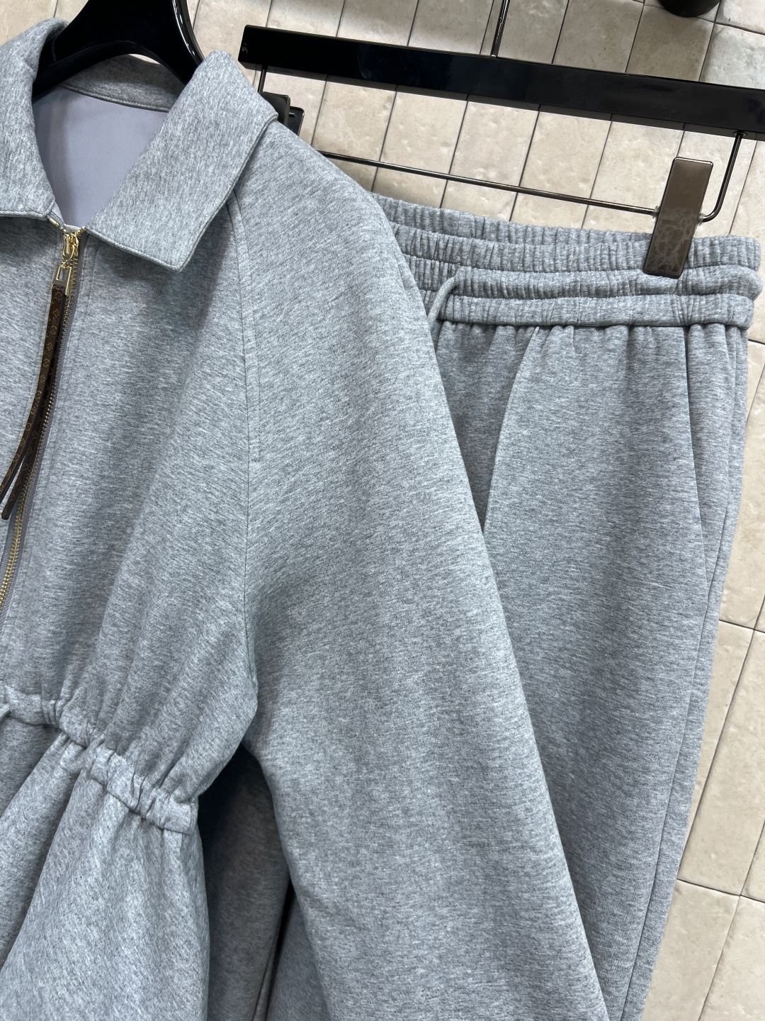 L家 25秋冬新款 翻领花苞外套+高腰休闲裤 一套搭配上身温柔又日常休闲 定制的太空薄棉面料 舒适又百款