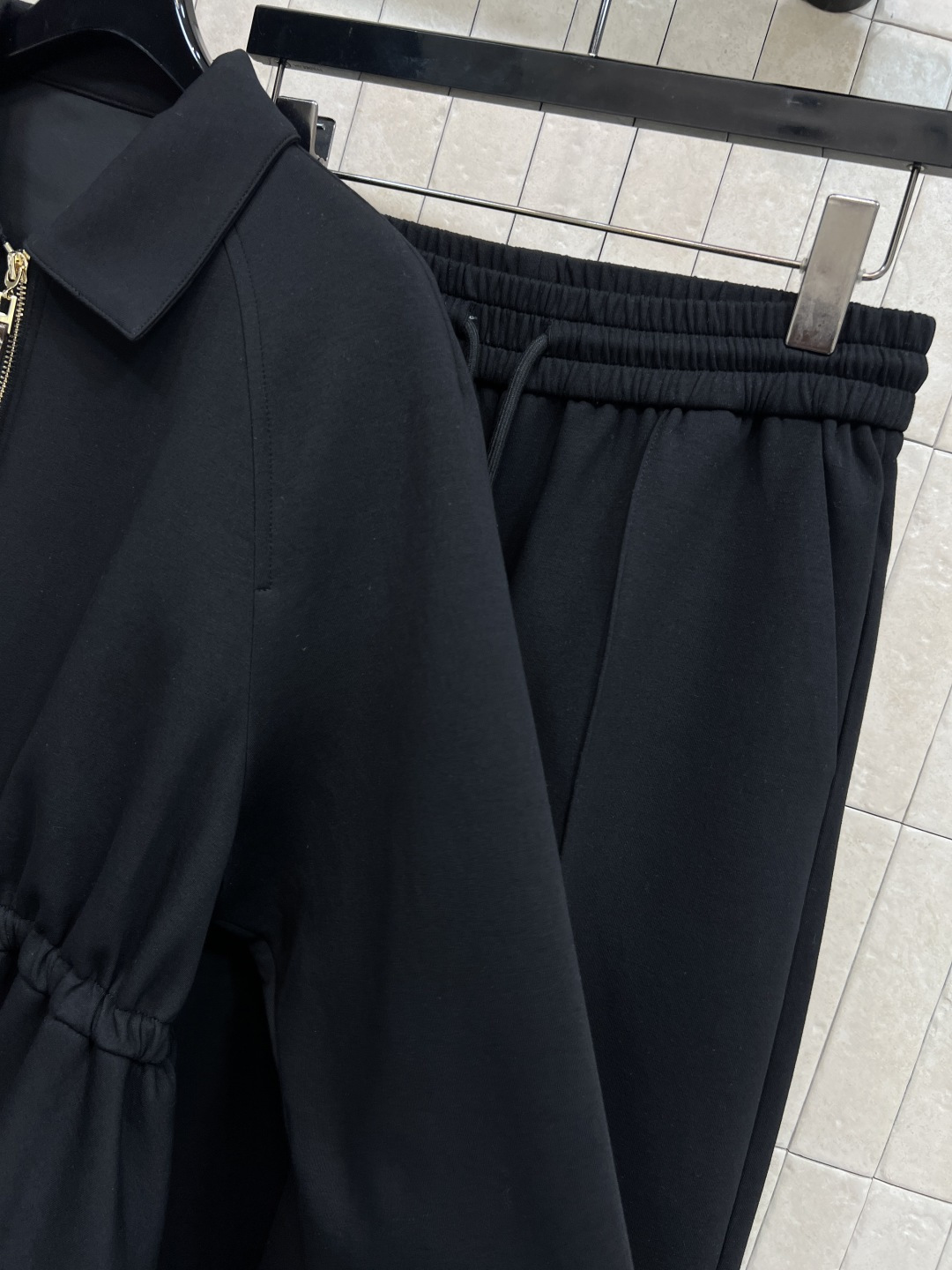 L家 25秋冬新款 翻领花苞外套+高腰休闲裤 一套搭配上身温柔又日常休闲 定制的太空薄棉面料 舒适又百款