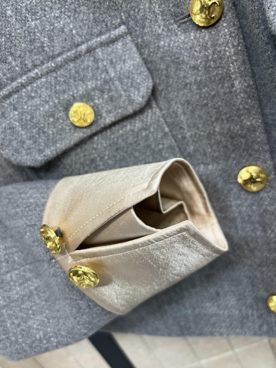 CE家 25秋冬新款 气质短款小西装+斜扣开叉半裙 一套上身超级显瘦气质 定制西装面料 自带复古的时髦范