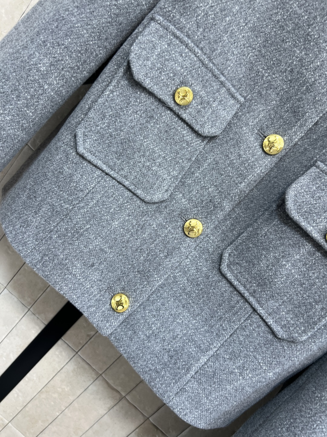 CE家 25秋冬新款 气质短款小西装+斜扣开叉半裙 一套上身超级显瘦气质 定制西装面料 自带复古的时髦范