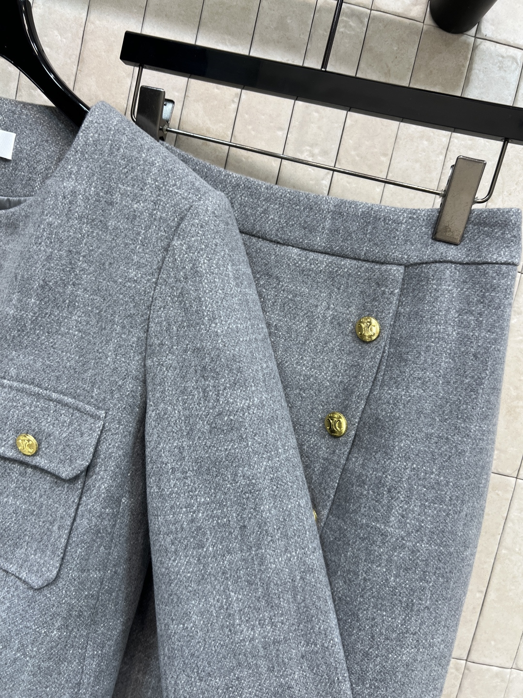 CE家 25秋冬新款 气质短款小西装+斜扣开叉半裙 一套上身超级显瘦气质 定制西装面料 自带复古的时髦范