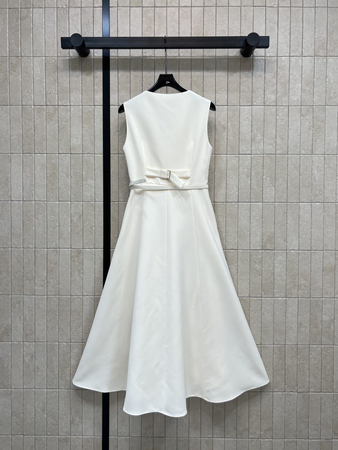 D家 26早春新款 V领无袖长款仙女裙 白色主调 垂感好又舒适 V领+无袖设计 优雅显气质 长款收腰系带