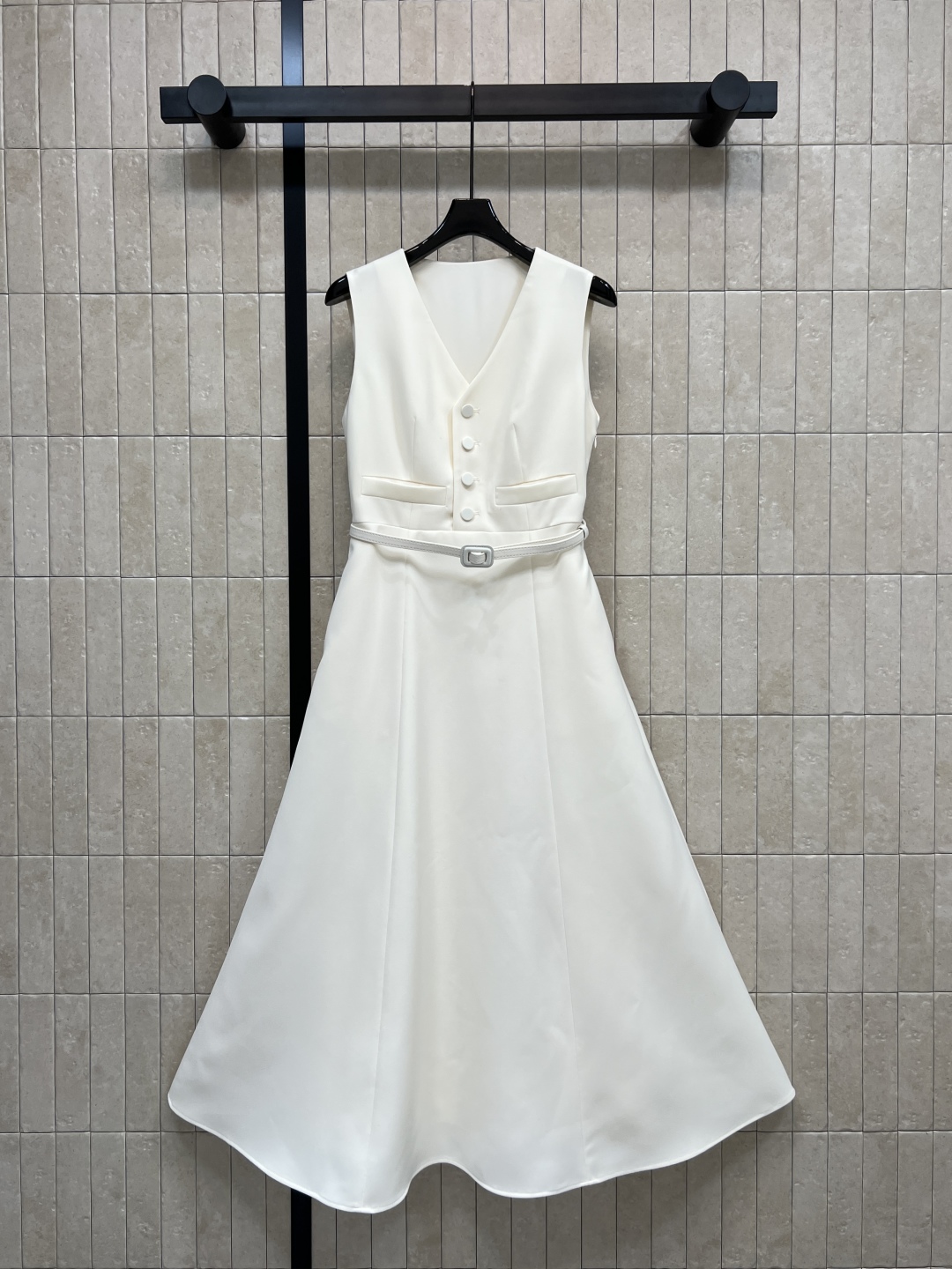 D家 26早春新款 V领无袖长款仙女裙 白色主调 垂感好又舒适 V领+无袖设计 优雅显气质 长款收腰系带