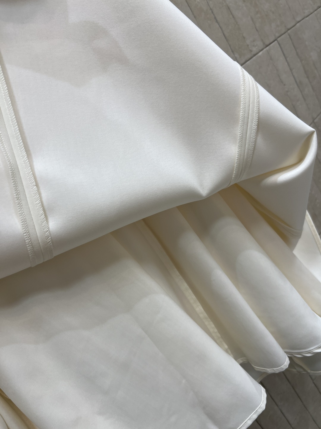 D家 26早春新款 V领无袖长款仙女裙 白色主调 垂感好又舒适 V领+无袖设计 优雅显气质 长款收腰系带