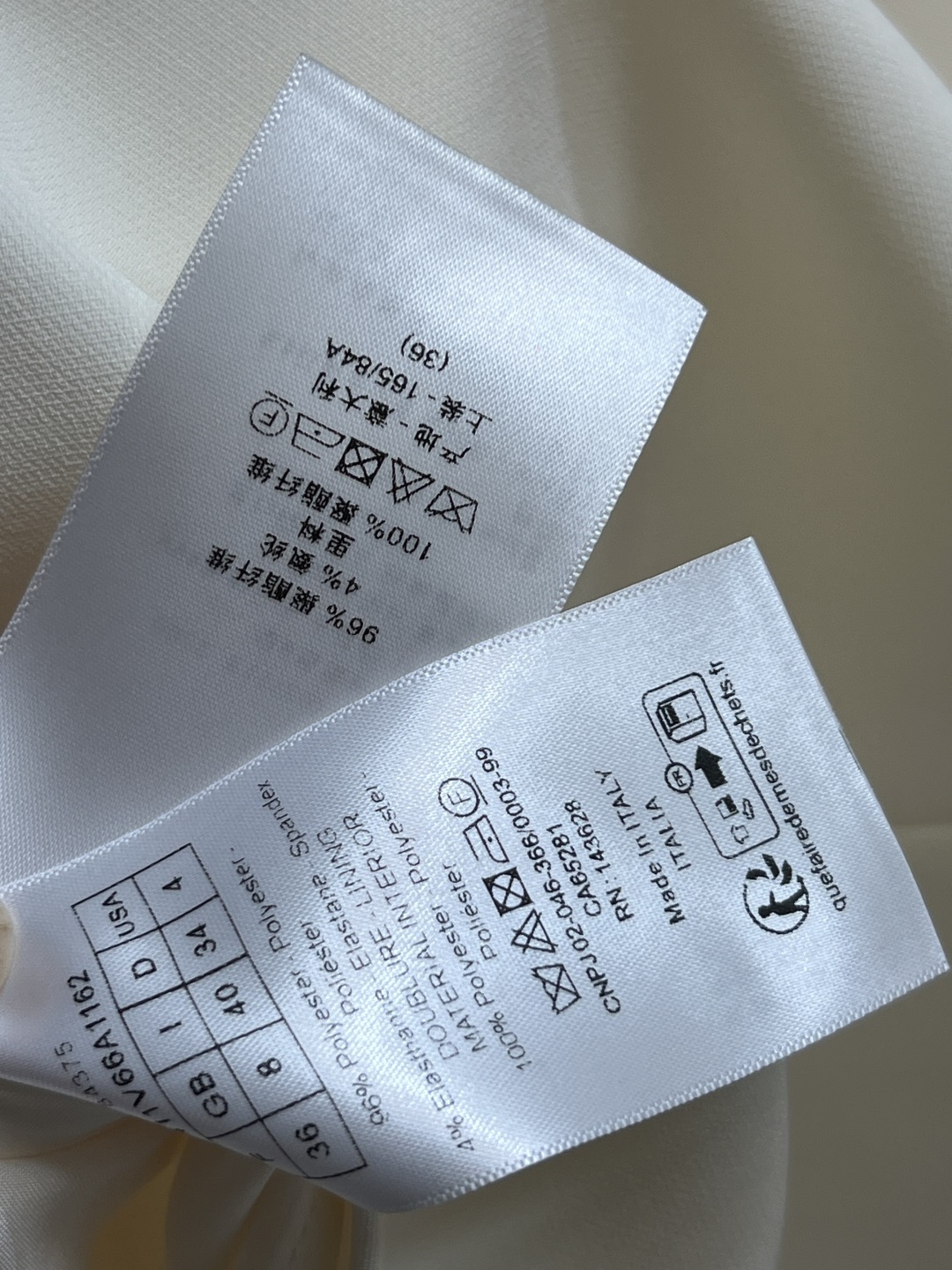 D家 26早春新款 V领无袖长款仙女裙 白色主调 垂感好又舒适 V领+无袖设计 优雅显气质 长款收腰系带