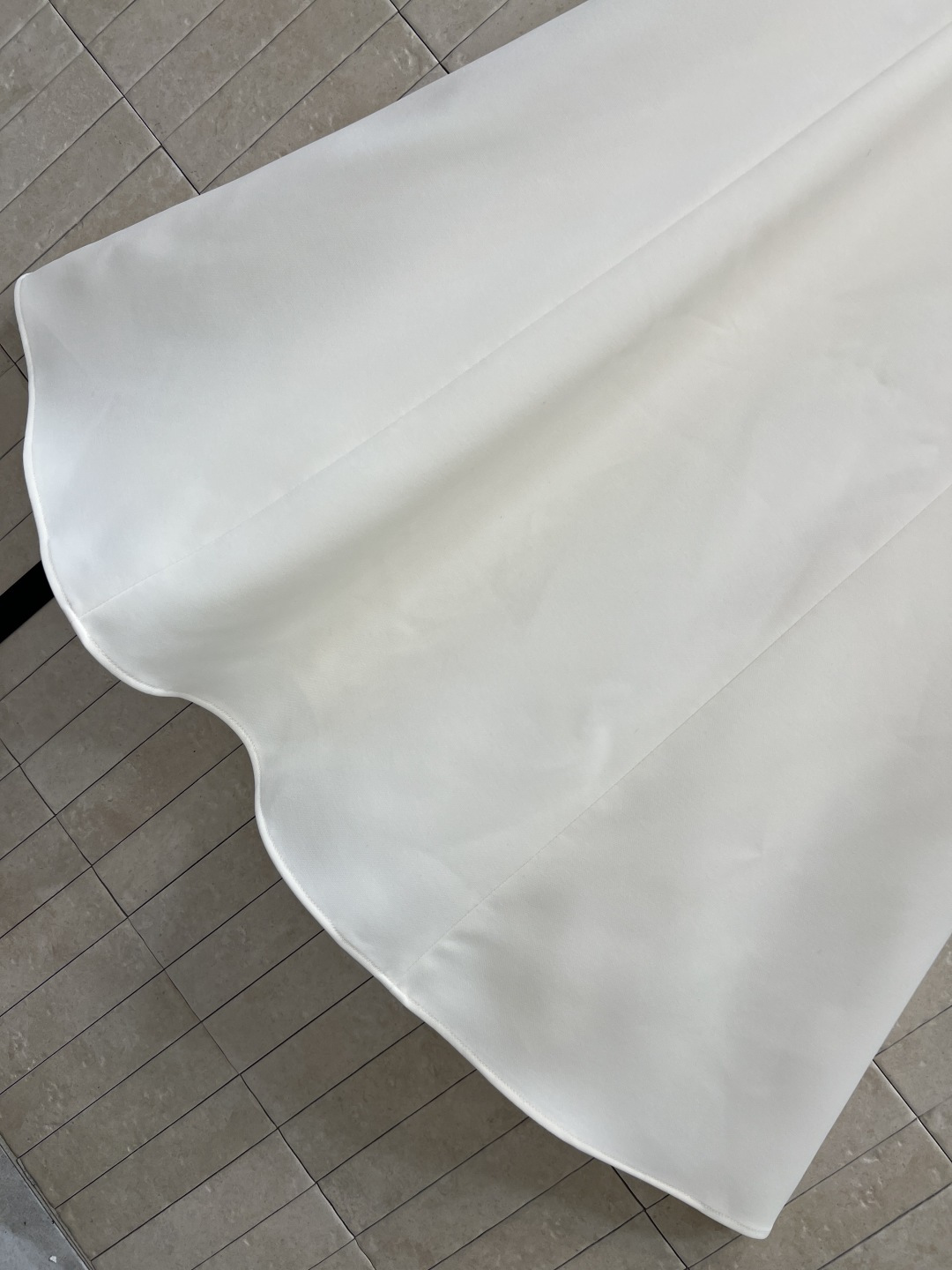 D家 26早春新款 V领无袖长款仙女裙 白色主调 垂感好又舒适 V领+无袖设计 优雅显气质 长款收腰系带