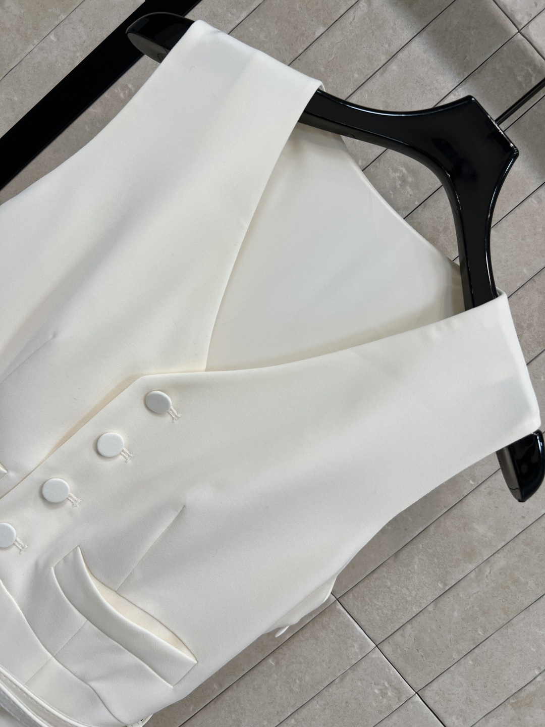 D家 26早春新款 V领无袖长款仙女裙 白色主调 垂感好又舒适 V领+无袖设计 优雅显气质 长款收腰系带