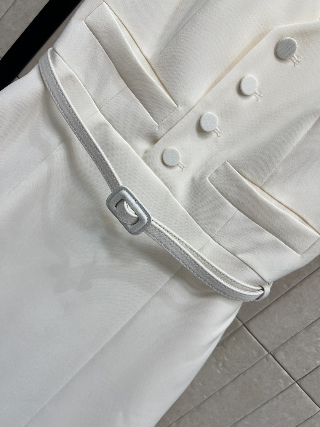 D家 26早春新款 V领无袖长款仙女裙 白色主调 垂感好又舒适 V领+无袖设计 优雅显气质 长款收腰系带