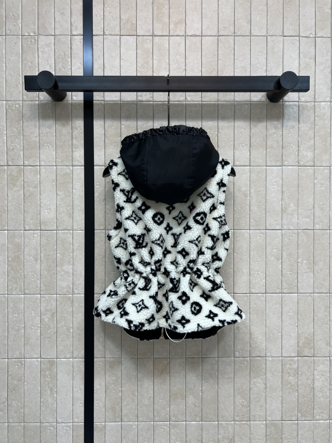 L家 25秋冬新款 老花羊羔毛连帽收腰马甲 经典Monogram老花 奢华感满满！羊羔绒材质柔软细腻 保