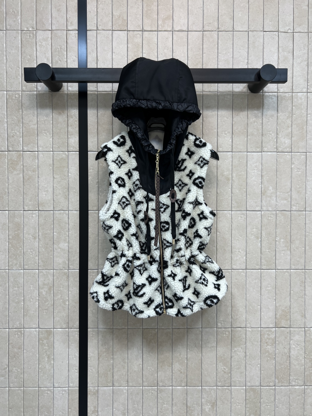 L家 25秋冬新款 老花羊羔毛连帽收腰马甲 经典Monogram老花 奢华感满满！羊羔绒材质柔软细腻 保